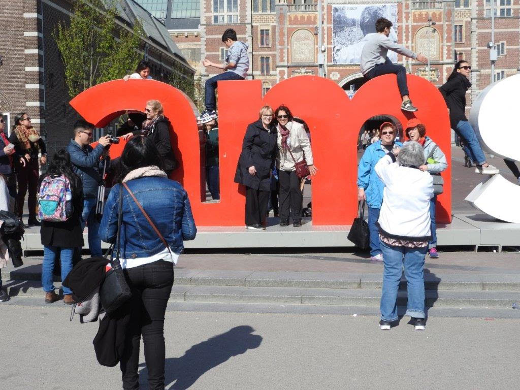 Group photo in the M of the Amsterdam sign