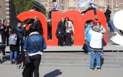 Group photo in the M of the Amsterdam sign